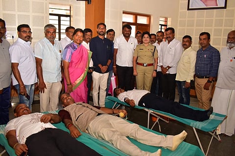 ಮಂಡ್ಯ ನಗರದ ಗಾಂಧಿಭವನದಲ್ಲಿ ಆಯೋಜಿಸಿದ್ದ ಶಿಬಿರದಲ್ಲಿ ಹಲವರು ರಕ್ತದಾನ ಮಾಡಿದರು. 