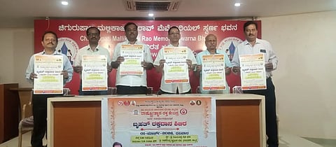 blood donation ಹುಬ್ಬಳ್ಳಿಯಲ್ಲಿ ಬ್ರಾಹ್ಮಣ ಸಮಾಜದಿಂದ ಏರ್ಪಡಿಸಿರುವ ಬೃಹತ್​ ರಕ್ತದಾನ ಶಿಬಿರದ ಪ್ರಚಾರ ಫಲಕಗಳನ್ನು ಶುಕ್ರವಾರ ಲಕ್ಷ್ಮಣ ಕುಲಕರ್ಣಿ, ದತ್ತಮೂರ್ತಿ ಕುಲಕರ್ಣಿ ಬಿಡುಗಡೆ ಮಾಡಿದರು. ಕಿರಣ ಗಡ, ವೆಂಕಟೇಶ ದಿವಾನ ಇತರರು ಇದ್ದರು.