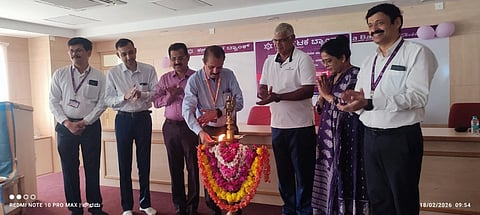 ಉಡುಪಿಯಲ್ಲಿ ಕರ್ಣಾಟಕ ಬ್ಯಾಂಕ್​ ವತಿಯಿಂದ ಆಯೋಜಿಸಿದ್ದ ರಕ್ತದಾನ ಶಿಬಿರವನ್ನು ಡಾ. ಎಚ್​.ಅಶೋಕ್​ ಉದ್ಘಾಟಿಸಿದರು. ಬಾಲಕೃಷ್ಣ ಹಲಸೆ, ರಮೇಶ್​ ವೈದ್ಯ, ಡಾ.ವೀಣಾ, ಡಾ.ವ್ಯಾಸರಾಜ ತಂತ್ರಿ, ಡಾ.ಹರೀಶ್ಚಂದ್ರ ಇದ್ದರು.