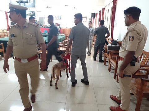ಉಡುಪಿ ಜಿಲ್ಲಾ ನ್ಯಾಯಾಲಯದಲ್ಲಿ ಬಾಂಬ್​ ಶೋಧ ಕಾರ್ಯ ನಡೆಸಿದ ಶ್ವಾನ ದಳ ಹಾಗೂ ಬಾಂಬ್​ ನಿಷ್ಕ್ರಿಯ ದಳ.