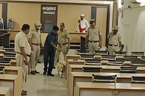 ವಿಜಯಪುರ ಜಿಲ್ಲಾಡಳಿತ ಕಚೇರಿಯಲ್ಲಿ ಪೊಲೀಸ್ ಇಲಾಖೆಯ ಶ್ವಾನದಳದ ಸಿಬ್ಬಂದಿ ಪರಿಶೀಲನೆ ನಡೆಸಿದರು.