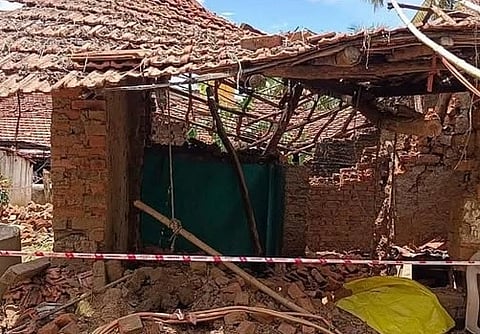ಹಳಿಯಾಳದಲ್ಲಿ ಬಾಂಬ್‌ ನಿಂದ ಹಾನಿಯಾದ ಮನೆ 