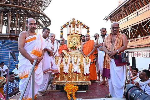 ಉಡುಪಿ ಶ್ರೀಕೃಷ್ಣನಿಗೆ ದಾನಿ ಎಸ್​.ಲಕ್ಷ್ಮೀನಾರಾಯಣನ್​ ಅವರು ಕೊಡುಗೆಯಾಗಿ ನೀಡಿದ ಸ್ವರ್ಣ ಭಗವದ್ಗೀತಾ ಗ್ರಂಥವನ್ನು ಪಾರ್ಥ ಸಾರಥಿ ಸುವರ್ಣ ರಥದಲ್ಲಿಟ್ಟು ಮೆರವಣಿಗೆ ನಡೆಸಲಾಯಿತು. ಸುಗುಣೇಂದ್ರ ಶ್ರೀ, ಸುಶ್ರೀಂದ್ರ ಶ್ರೀ, ದಾನಿಗಳಾದ ಎಸ್​.ಲಕ್ಷ್ಮೀನಾರಾಯಣನ್​, ನಾಗರಾಜ್​ ಆಚಾರ್ಯ, ಪ್ರಸನ್ನ ಆಚಾರ್ಯ ಇತರರಿದ್ದರು.