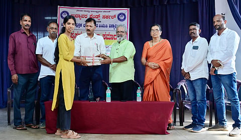 ಉಡುಪಿಯ ಉದ್ಯಾವರದಲ್ಲಿ ಪಿಯುಸಿ ವಿದ್ಯಾರ್ಥಿಗಳಿಗೆ ದಯಾನಂದ್​ ಡಿ. ಕಿದಿಯೂರು ಪಠ್ಯ&ಪುಸ್ತಕ ವಿತರಿಸಿದರು. ನಾಗೇಶಕುಮಾರ್​, ಚಂದ್ರಾವತಿ ಭಂಡಾರಿ, ಶರತ್​ ಕುಮಾರ್​, ಯು. ಪದ್ಮನಾಭ ಕಾಮತ್​, ಸತೀಶ್​ ಡಿ. ಸಾಲ್ಯಾನ್​, ಗಿರೀಶ್​ ಗುಡ್ಡೆಯಂಗಡಿ ಇದ್ದರು.