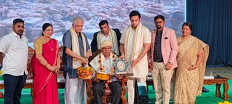 ಮಂಡ್ಯದಲ್ಲಿ ಆಯೋಜಿಸಿದ್ದ ಸಮಾರಂಭದಲ್ಲಿ ಪದ್ಮಶ್ರೀ ಪುರಸ್ಕೃತ ಪುಸ್ತಕ ಮನೆ ಅಂಕೇಗೌಡ ಅವರನ್ನು ಸನ್ಮಾನಿಸಲಾಯಿತು.