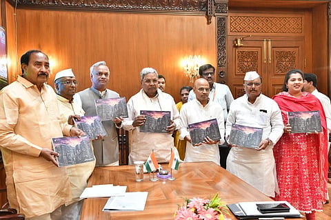 ಕಲಬುರಗಿ ಜಿಲ್ಲಾ ಪ್ರವಾಸೋದ್ಯಮ ಅಭಿವೃದ್ಧಿ ಸಮಿತಿ ವತಿಯಿಂದ ಮುದ್ರಿಸಲಾಗಿರುವ ಕಾಫಿಟೇಬಲ್​ ಪುಸ್ತಕ ಹಾಗೂ ಬ್ರೌಷರ್​ (ಪ್ರವಾಸಿ ಮಡಿಕೆ)ಗಳನ್ನು ಮುಖ್ಯಮಂತ್ರಿ ಸಿದ್ದರಾಮಯ್ಯ ಅವರು ಬೆಂಗಳೂರು ವಿಧಾನಸೌಧದಲ್ಲಿ ಬುಧವಾರ ಬಿಡುಗಡೆ ಮಾಡಿದರು.  ಸಚಿವರಾದ ಪ್ರಿಯಾಂಕ್​ ರ್ಖಗೆ, ಡಾ.ಶರಣಪ್ರಕಾಶ ಪಾಟೀಲ್​, ಬಿ.ಆರ್​.ಪಾಟೀಲ್​, ಡಾ.ಅಜಯಸಿಂಗ್​, ಅಲ್ಲಮಪ್ರಭು ಪಾಟೀಲ್​, ಎಂ.ವೈ.ಪಾಟೀಲ್​, ಡಾ.ಕೆ.ವಿ.ತ್ರಿಲೋಕಚಂದ್ರ, ಬಿ.ಫೌಜಿಯಾ ತರನ್ನುಮ್​, ಡಾ.ಎಸ್​.ತಿಪ್ಪೇಸ್ವಾಮಿ, ಬೇಬಿ ಮೋಗೇರ ಇತರರಿದ್ದರು.