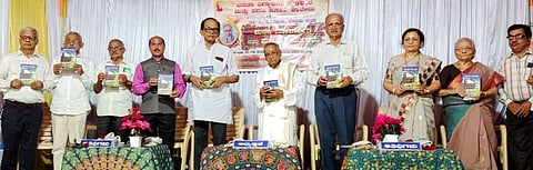 ಹೊನ್ನಾವರ ತಾಲೂಕಿನ ಕಡತೋಕಾದಲ್ಲಿ ಆಯೋಜಿಸಿದ್ದ ಕಾರ್ಯಕ್ರಮದಲ್ಲಿ ಹಿರಿಯ ಲೇಖಕ ಡಾ. ಜಿ.ವಿ.ಜೋಶಿ ಅವರ ಮೂರು ಪುಸ್ತಕಗಳನ್ನು (Development)ಲೋಕಾರ್ಪಣೆಗೊಳಿಸಲಾಯಿತು. ಜಿ.ಯು.ಭಟ್, ಮುರುಳಿಧರ ಪ್ರಭು, ಡಾ. ಡಿ.ಎಲ್.ಹೆಬ್ಬಾರ, ಪ್ರೊ. ಶಂಭು ಭಟ್ ಇತರರಿದ್ದರು.