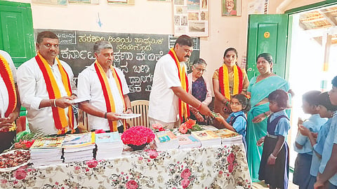 ನಂದಿಗುಂದ ಸರ್ಕಾರಿ ಹಿರಿಯ ಪ್ರಾಥಮಿಕ ಶಾಲೆ ವಿದ್ಯಾರ್ಥಿಗಳಿಗೆ ಕರ್ನಾಟಕ ರಕ್ಷಣಾ ವೇದಿಕೆ ಸ್ವಾಭಿಮಾನಿ ಬಣದಿಂದ ಉಚಿತವಾಗಿ ಪುಸ್ತಕ, ಲೇಖನ ಸಾಮಗ್ರಿಗಳನ್ನು ವಿತರಿಸಲಾಯಿತು. ರಾಜಶೇಖರ್ ಗೌಡ, ಶಿವಣ್ಣ, ಫ್ರಾನ್ಸಿಸ್ ಡಿಸೋಜ, ಚಂದ್ರು, ಜಯಶ್ರೀ ಮುರುಗೇಶ್, ಸಜಿಲ್ ಕುಮಾರ್, ಮಣಿಕಂಠ, ಹರೀಶ್, ನಂದ, ಬಾಲಕೃಷ್ಣ, ನಂಜಪ್ಪ, ರಮೇಶ್, ಕಾರ್ತಿಕ್, ವಸಂತಿ, ಸಂಧ್ಯಾ ಇದ್ದರು.