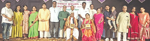 ಕಲಬುರಗಿ ಎನ್​ವಿ ಕಾಲೇಜು ಬಯಲು ರಂಗಮಂದಿರದಲ್ಲಿ ಶನಿವಾರ ಏರ್ಪಡಿಸಿದ್ದ ವಿಠ್ಠಲ್​ ಸಂಸ್ಮರಣಾ ಗ್ರಂಥ ಲೋಕಾರ್ಪಣೆ ಕಾರ್ಯಕ್ರಮದಲ್ಲಿ ಸಾಧಕರಾದ ಡಾ.ಶುಭಾಂಗಿ ಸುಧೀಂದ್ರ, ಮಾನಯ್ಯ ಬಡಿಗೇರ ಅವರಿಗೆ ಪ್ರಶಸ್ತಿ ನೀಡಿ ಸತ್ಕರಿಸಲಾಯಿತು. ಡಾ.ಬಸವರಾಜ ಪಾಟೀಲ್​ ಸೇಡಂ, ಡಾ.ಸ್ವಾಮಿರಾವ್​ ಕುಲಕರ್ಣಿ, ಮಹಿಪಾಲರಡ್ಡಿ ಮುನ್ನೂರ್​, ನಾರಾಯಣ ಕುಲಕರ್ಣಿ, ಚಿತ್ರಾ ವಿಠ್ಠಲರಾವ ಕುಲಕರ್ಣಿ, ಶ್ರೀಪತಿ ಕುಲಕರ್ಣಿ ಇತರರಿದ್ದರು.