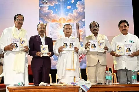 ಕಸಾಪದಲ್ಲಿ ಆಯೋಜಿಸಿದ್ದ ಸಮಾರಂಭದಲ್ಲಿ ಪ್ರೊ.ಮಲ್ಲೇಪುರ ಜಿ. ವೆಂಕಟೇಶ ರಚನೆಯ "ಸಂಗ್ರಹ ಭಾಗವತ', "ಮಹಾಪುರುಷರು' ಕೃತಿಗಳನ್ನು ವಿಶ್ರಾಂತ ನ್ಯಾಯಮೂರ್ತಿ ಎನ್​. ಕುಮಾರ್​ ಬಿಡುಗಡೆಗೊಳಿಡಿದರು.