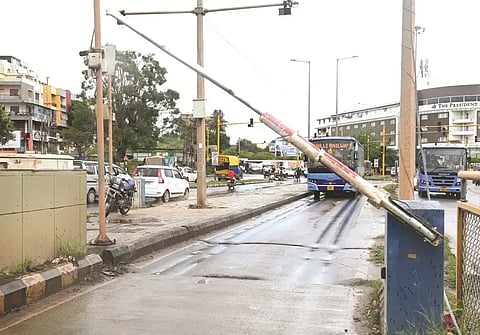 boom barricade ಹುಬ್ಬಳ್ಳಿ ಧಾರವಾಡ ಬಿಆರ್​ಟಿಎಸ್​ ಕಾರಿಡಾರ್​ನಲ್ಲಿರುವ ಬೂಮ್​ ಬ್ಯಾರಿಕೇಡ್​.