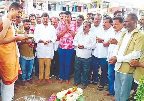 ಶನಿವಾರಸಂತೆ ಕಿತ್ತೂರು ರಾಣಿ ವೃತ್ತದಲ್ಲಿ ಆಟೋ ನಿಲ್ದಾಣಕ್ಕೆ ಮಡಿಕೇರಿ ಶಾಸಕ ಡಾ.ಮಂತರ್ ಗೌಡ ಭೂಮಿಪೂಜೆ ಮಾಡಿದರು. ಆದಿತ್ಯ ಗೌಡ, ಜನಾದರ್ನ್, ರವಿ, ಚಂದ್ರು ಇತರರು ಇದ್ದರು.