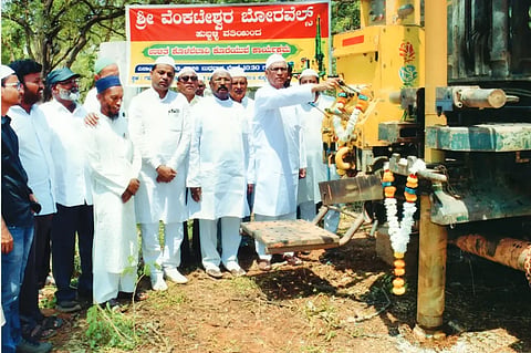 borewell ಹುಬ್ಬಳ್ಳಿಯ ಅಂಜುಮನ್​ ಸಂಸ್ಥೆಯ ಖಬರಸ್ಥಾನದಲ್ಲಿ ಬೋರವೆಲ್​ ಕೊರೆಯುವ ಕಾರ್ಯಕ್ರಮಕ್ಕೆ ಮಾಜಿ ಸಚಿವ ಎ.ಎಂ. ಹಿಂಡಸಗೇರಿ ಚಾಲನೆ ನೀಡಿದರು. ಸಿ.ಎಸ್​. ಮೆಹಬೂಬ ಬಾಷಾ, ರೋಷನ್​ ಜಮೀರ್​ ಕುಂದಗೋಳ, ಚಾಂದ್​ಬಾಷಾ, ಅಹ್ಮದ್​ ಬಾಷಾ, ಇತರರು ಇದ್ದರು.