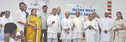 ಕಲಬುರಗಿ ಸೇಡಂ ರಸ್ತೆಯ ಗೀತಾನಗರದ ಅಮೃತ ಸರೋವರದಲ್ಲಿ ಬ್ರಹ್ಮಕುಮಾರಿ ಈಶ್ವರಿಯ ವಿಶ್ವವಿದ್ಯಾಲಯ ಭಾನುವಾರ ಆಯೋಜಿಸಿದ್ದ ವ್ಯಸನಮುಕ್ತ ಭಾರತ ಅಭಿಯಾನದಲ್ಲಿ ಸಚಿವ ಡಾ.ಶರಣಪ್ರಕಾಶ ಪಾಟೀಲ್​, ಕೇಂದ್ರೀಯ ವಿವಿ ಕುಲಪತಿ ಪ್ರೊ.ಬಟ್ಟು ಸತ್ಯನಾರಾಯಣ, ಬಿ.ಕೆ.ವಿಜಯಾದೀದಿ, ಬಿ.ಕೆ.ಪಿಯೂಷ್​, ಡಾ.ಬಿ.ಕೆ.ಪ್ರೇಮ, ಶಾಸಕ ಎಂ.ವೈ.ಪಾಟೀಲ್​, ಪ್ರೊ.ವಿ.ಡಿ.ಮೈತ್ರಿ, ಡಾ.ಶುಭಾಂಗಿ, ದೇವಕಿ ನಂದನ, ವರ್ಷಾ ಜಾನೆ, ತೃಪ್ತಿ ಲಾಖೆ, ಶರಣು ಪಪ್ಪಾ, ಜಯಶ್ರೀ ಮತ್ತಿಮಡು ಇತರರಿದ್ದರು.