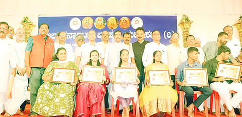 brahman students ಹುಬ್ಬಳ್ಳಿಯಲ್ಲಿ ಭಾನುವಾರ ಬ್ರಾಹ್ಮಣ ಮಹಾಸಭಾದಿಂದ ಏರ್ಪಡಿಸಿದ್ದ ಪ್ರತಿಭಾ ಪುರಸ್ಕಾರ ಸಮಾರಂಭದಲ್ಲಿ ಸಾಧಕ ವಿದ್ಯಾರ್ಥಿಗಳಿಗೆ ಪುರಸ್ಕಾರ ನೀಡಲಾಯಿತು. ಕೇಂದ್ರ ಸಚಿವ ಪ್ರಲ್ಹಾದ ಜೋಶಿ, ಗೋವಿಂದ ಜೋಶಿ, ಎಚ್​.ಎನ್​. ನಂದಕುಮಾರ, ಲಕ್ಷ$್ಮಣ ಕುಲಕಣಿರ್, ಹನುಮಂತ ಡಂಬಳ, ಡಾ. ಎನ್​.ಎಸ್​. ರವೀಶ್​ ಇತರರು ಇದ್ದರು.