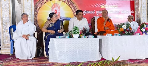 ಮಂಡ್ಯದಲ್ಲಿ ಆಯೋಜಿಸಿದ್ದ ಮಹಾಶಿವರಾತ್ರಿ ಮಹೋತ್ಸವದಲ್ಲಿ ಚುಂಚಶ್ರೀ ಡಾ.ನಿರ್ಮಲಾನಂದನಾಥ ಸ್ವಾಮೀಜಿ ಮಾತನಾಡಿದರು. 