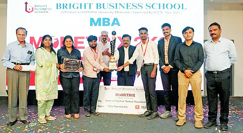 Bright school ಹುಬ್ಬಳ್ಳಿಯ ಬ್ರೈಟ್​ ಬಿಜಿನೆಸ್​ ಸ್ಕೂಲ್​ನಲ್ಲಿ ಏರ್ಪಡಿಸಿದ್ದ "ಮೊನೆಟ್ರಿಕ್ಸ್​ 2ಕೆ25' ಸ್ಪರ್ಧೆಯಲ್ಲಿ ಜನರಲ್​ ಚಾಂಪಿಯನ್​ಶಿಪ್​ ಪಡೆದ ಕೆಎಲ್​ಇ ತಾಂತ್ರಿಕ ವಿಶ್ವವಿದ್ಯಾಲಯ ತಂಡಕ್ಕೆ ಟ್ರೋಫಿ ನೀಡಲಾಯಿತು. ಜಿತೇಂದ್ರ ನಾಯಕ್​, ಡಾ. ಪ್ರಸಾದ್​ ರೂಡಗಿ, ಬಸವರಾಜ ಲಿಂಗಶೆಟ್ಟರ್​, ಪ್ರೊ. ದೀಪಕ ಇದ್ದರು.