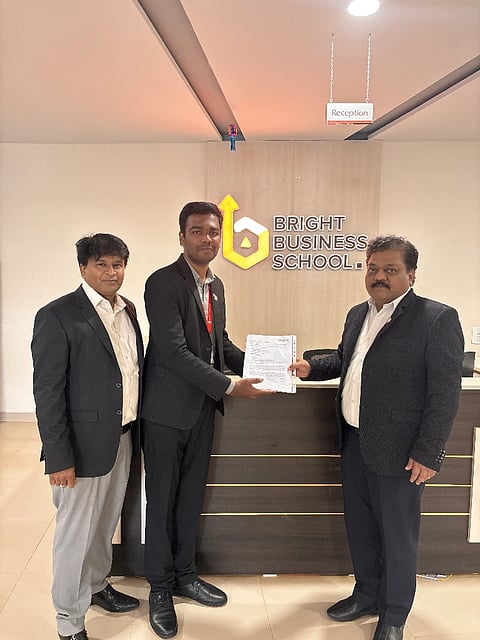 Bright MBA ಹುಬ್ಬಳ್ಳಿಯ ಬ್ರೈಟ್ ಬಿಜಿನೆಸ್​ ಸ್ಕೂಲ್​ ವಿದ್ಯಾರ್ಥಿ ಪುನಿತ್​ ಯಕ್ಕರನಾಳ ಅವರಿಗೆ ಡಾ. ಪ್ರಸಾದ ರೂಢಗಿ, ಯೋಗೇಶಕುಮಾರ ಅವರು ಆದೇಶ ಪ್ರತಿ ನೀಡಿದರು.