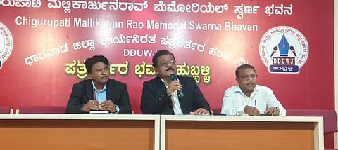 Bright ಸುದ್ದಿಗೋಷ್ಠಿಯಲ್ಲಿ ವಿವರ ನೀಡಿದ ಬ್ರೖೆಟ್ ಬಿಜಿನೆಸ್ ಸ್ಕೂಲ್ ನಿರ್ದೇಶಕ ಡಾ. ಪ್ರಸಾದ ರೂಡಗಿ,.