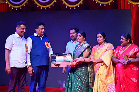 ರಂಗೋಲಿ ಸ್ಪರ್ಧೆ ವಿಜೇತರಿಗೆ ಶಾಸಕ ಪಿ.ರವಿಕುಮಾರ್ ಗಣಿಗ ಬಹುಮಾನ ವಿತರಿಸಿದರು.