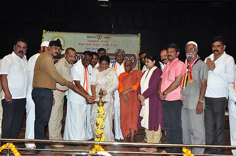 ಮಂಡ್ಯದಲ್ಲಿ ಆಯೋಜಿಸಿದ್ದ ಭಗವಾನ್ ಬುದ್ಧ ಜಯಂತ್ಯುತ್ಸವವನ್ನು ರಾಜ್ಯ ಸಣ್ಣ ಕೈಗಾರಿಕೆಗಳ ಅಭಿವೃದ್ಧಿ ನಿಗಮದ ಉಪಾಧ್ಯಕ್ಷೆ ವಿಜಯಲಕ್ಷ್ಮೀ ರಘುನಂದನ್ ಉದ್ಘಾಟಿಸಿದರು.