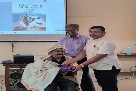 ಕುವೆಂಪು ವಿಶ್ವವಿದ್ಯಾಲಯದ ಪತ್ರಿಕೋದ್ಯಮ ಮತ್ತು ಸಮೂಹ ಸಂವಹನ ವಿಭಾಗದಲ್ಲಿ ಹಣಕಾಸು ವಿಶ್ಲೇಷಕ ಡಾ. ಆರ್.ಶಂಕರನಾರಾಯಣ್ ಅವರನ್ನು ಸನ್ಮಾನಿಸಲಾಯಿತು. ಡಾ. ಪಿ.ಎ.ವರ್ಗೀಸ್, ಡಾ. ಸತೀಶ್‌ಕುಮಾರ್ ಇದ್ದರು.