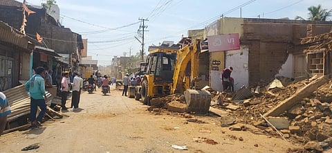ಬ್ಯಾಡಗಿ ಪಟ್ಟಣದ ಮುಖ್ಯರಸ್ತೆಯಲ್ಲಿ building-clearance ತೆರವು ಕಾರ್ಯಾಚರಣೆ ನಡೆಯುತ್ತಿದ್ದು, ಜೆಸಿಬಿ, ಟ್ರ್ಯಾಕ್ಟರ್‌ನೊಂದಿಗೆ ಕಾರ್ಮಿಕರು ಕೆಲಸದಲ್ಲಿ ತೊಡಗಿರುವುದು.