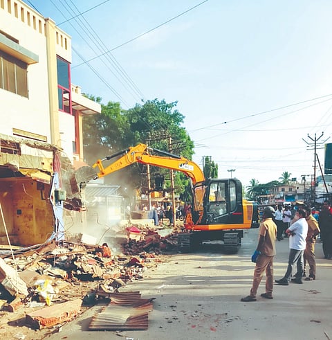  ಬ್ಯಾಡಗಿ ಪಟ್ಟಣದಲ್ಲಿ ಗಜೇಂದ್ರಗಡ-ಸೊರಬ ರಾಜ್ಯ ಹೆದ್ದಾರಿ ವಿಸ್ತರಣೆ ವೇಳೆ ಜೆಸಿಬಿಗಳು ಕಟ್ಟಡಗಳ ತೆರವು ಮಾಡುತ್ತಿರುವುದು.