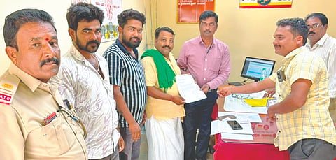 ಬಸ್ ಸಂಚಾರಕ್ಕೆ ಒತ್ತಾಯಿಸಿ ಮಾರನಬೀಡ ಗ್ರಾಮಸ್ಥರು ಹಾನಗಲ್ಲ ಡಿಪೋ ವ್ಯವಸ್ಥಾಪಕರಿಗೆ ಮನವಿ ಸಲ್ಲಿಸಿದರು. ಅಶೋಕ ಸಂಶಿ, ಕಾಂತೇಶಗೌಡ ಪಾಟೀಲ, ಯಲ್ಲಪ್ಪ ವಡ್ಡರ, ಹನುಮಂತಪ್ಪ ಡುಮ್ಮಣ್ಣನವರ, ಸಿದ್ದಪ್ಪ ಪೂಜಾರ ಇತರರಿದ್ದರು. 
