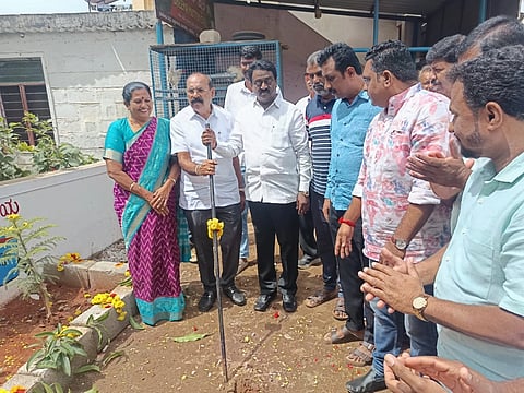 ತುಮಕೂರು ರಸ್ತೆ 8ನೇ ಮೈಲಿ ಸಮೀಪ ನೂತನ ಬಸ್ ಶೆಲ್ಟರ್ ನಿರ್ಮಾಣಕ್ಕೆ ಶಾಸಕ ಎಸ್.ಮುನಿರಾಜು ಭೂಮಿಪೂಜೆ ನೆರವೇರಿಸಿದರು. ಜಿ.ಪಂ. ಮಾಜಿ ಅಧ್ಯಕ್ಷ ಜಿ.ಮರಿಸ್ವಾಮಿ, ಮತ್ತಿತರರು ಉಪಸ್ಥಿತರಿದ್ದರು. 