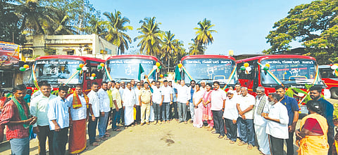 ಹಿರೇಕೆರೂರಿನ ಕೆಎಸ್​ಆರ್​ಟಿಸಿ ಟಕಕ್ಕೆ ಮಂಜೂರಾದ 4 ಹೊಸ ಬಸ್​ಗಳನ್ನು Bus service ಶಾಸಕ ಯು.ಬಿ.ಬಣಕಾರ ಪ್ರಯಾಣಿಕರ ಸೇವೆಗೆ ಲೋಕಾರ್ಪಣೆಗೊಳಿಸಿದರು. 