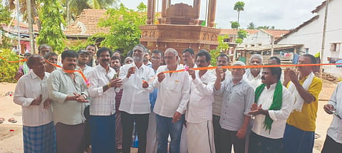 ಚಿಕ್ಕಕುರುಬರಹಳ್ಳಿಯಲ್ಲಿ ಭಾನುವಾರ ಶ್ರೀ ಆಂಜನೇಯ ಸ್ವಾಮಿಯ ನೂತನ ತೇರು ಮನೆಯನ್ನು ಶಾಸಕ ಕೆ.ಎಸ್. ಬಸವಂತಪ್ಪ ಉದ್ಘಾಟಿಸಿದರು. ಬಿ.ಜಿ. ನಾಗಣ್ಣ, ದೊಡ್ಡಪ್ಪಗೌಡ್ರು, ಶಶಿಧರ್, ಪಂಪಣ್ಣ, ಸುರೇಶ್, ಶಿವಕುಮಾರ್, ಕೃಷ್ಣಪ್ಪ, ಆಸ್ೀ, ಶಾಹಿದ್ ಇತರರು ಇದ್ದರು.launch