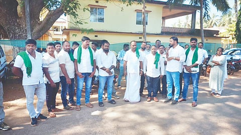 ಬೈಂದೂರು ಸಮುದಾಯ ಆರೋಗ್ಯ ಕೇಂದ್ರದ ವೈದ್ಯರನ್ನು ವರ್ಗಾಯಿಸದಂತೆ ಆಗ್ರಹಿಸಿ ಪ್ರತಿಭಟನೆ ನಡೆಯಿತು.