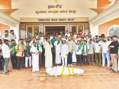  ಬೈಂದೂರು ತಾಲೂಕು ಆಡಳಿತ ಕಚೇರಿ ಎದುರು ಕಲ್ಪಿತ ಶವ ಇಟ್ಟು ರೈತರು ಪ್ರತಿಭಟಿಸಿದರು. ಪ್ರಮುಖರಾದ ದೀಪಕ್ ಕುವಾರ ಶೆಟ್ಟಿ, ಡಾ.ಸುಬ್ರಹ್ಮಣ್ಯ ಭಟ್, ಗಣೇಶ ಪೂಜಾರಿ, ಪದ್ಮಾಕ್ಷ, ದೇವಪ್ಪ ಮರಾಠಿ ಮೊದಲಾದವರಿದ್ದರು.  