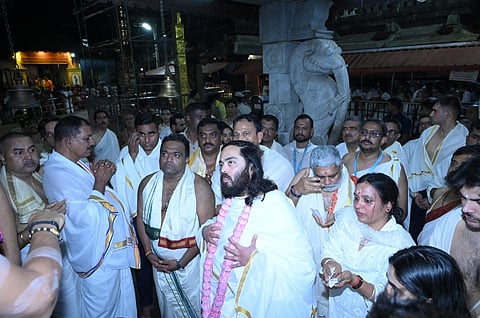  ಕೊಲ್ಲೂರು ಶ್ರೀ ಮೂಕಾಂಬಿಕಾ ಕ್ಷೇತ್ರಕ್ಕೆ ಅನಂತ ಅಂಬಾನಿ ಭಾನುವಾರ ಭೇಟಿ ನೀಡಿದರು. ದೇವಳ ವ್ಯವಸ್ಥಾಪನಾ ಸಮಿತಿ ಸದಸ್ಯರಾದ ರುರಾಮ ದೇವಾಡಿಗ, ಸುರೇಂದ್ರ ಶೆಟ್ಟಿ, ಯು.ರಾಜೇಶ್ ಕಾರಂತ್, ಅಭಿಲಾಶ್ ಪಿ.ವಿ. ಮೊದಲಾದವರು ಇದ್ದರು.