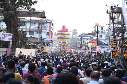  ಕೊಲ್ಲೂರು ಶ್ರೀ ಮೂಕಾಂಬಿಕಾ ದೇವಿಯ ವಾರ್ಷಿಕ ರಥೋತ್ಸವದಲ್ಲಿ ಸಾವಿರಾರು ಭಕ್ತರು ರಥ ಎಳೆದು ಸಂಭ್ರಮಿಸಿದರು.