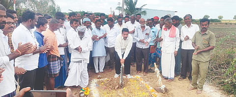 ರೋಣ ತಾಲೂಕಿನ ಕೌಜಗೇರಿ ಗ್ರಾಮದಲ್ಲಿ ಸಿಸಿ ರಸ್ತೆ ನಿರ್ಮಾಣಕ್ಕೆ ಶಾಸಕ ಸಿ.ಸಿ. ಪಾಟೀಲ ಚಾಲನೆ ನೀಡಿದರು. ಸೋಮು ಚರೇದ, ಸುರೇಶಗೌಡ್ರ ಪಾಟೀಲ, ವೀರಣ್ಣ ತಾಳಿ, ಶೇಖಣ್ಣ ಮೇಟಿ, ವಿಜಯಕುಮಾರ ನೀಲಗುಂದ, ಮುತ್ತಪ್ಪ ಉಳ್ಳಾಗಡ್ಡಿ, ಸುರೇಶ ಬೀರನೂರ ಇದ್ದರು.