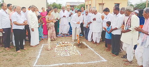 ನರಗುಂದ ತಾಲೂಕಿನ ಸುರಕೋಡದಲ್ಲಿ ನಿರ್ಮಾಣಗೊಳ್ಳಲಿರುವ ಆಯಷ್ಮಾನ್ ಆರೋಗ್ಯ ಕೇಂದ್ರದ ನೂತನ ಕಟ್ಟದ ಕಾಮಗಾರಿಗೆ ಶಾಸಕ ಸಿ.ಸಿ. ಪಾಟೀಲ ಭೂಮಿ ಪೂಜೆ ನೆರವೇರಿಸಿದರು. ಜಿನ್ನಾ ಮುಲ್ಲಾನವರ, ಶೇಖರಗೌಡ ಪಾಟೀಲ, ಹಸನ್ ನವದಿ, ತಾಪಂ ಇಒ ಶ್ರೀಧರ ಚಿನಗುಂಡಿ ಇತರರಿದ್ದರು.