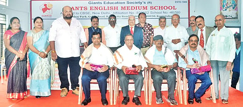 CA Felicitation ಹುಬ್ಬಳ್ಳಿಯ ಜೈಂಟ್ಸ್​ ಇಂಗ್ಲಿಷ್​ ಮೀಡಿಯಂ ಸ್ಕೂಲ್​ನಲ್ಲಿ ವೈದ್ಯರು ಹಾಗೂ ಲೆಕ್ಕಪರಿಶೋಧಕರ ದಿನಾಚರಣೆ ಅಂಗವಾಗಿ ಸಿಎ ಎಂ.ಕೆ. ಬಾಬಜಿ, ಡಾ. ಎಸ್​.ಆರ್​. ಹನುಮರಡ್ಡಿ, ಸಿಎ ಅಮಿತ ಬಾಬಜಿ, ಡಾ. ಮಿಲಿಂದ ಗಲಗಲಿ ಅವರನ್ನು ಸನ್ಮಾನಿಸಲಾಯಿತು.