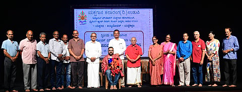 ಉಡುಪಿಯಲ್ಲಿ ಯಕ್ಷಗಾನ ಕಲಾರಂಗದ ವಿದ್ಯಾಪೋಷಕ್​ ವತಿಯಿಂದ ಆಯೋಜಿಸಿದ್ದ ಸನಿವಾಸ ಶಿಬಿರದಲ್ಲಿ ಪ್ರವೀಣ್​ ಗುಡಿ ಅವರನ್ನು ಸನ್ಮಾನಿಸಲಾಯಿತು. ಪ್ರೊ. ಸಖಾರಾಮ ಸೋಮಯಾಜಿ, ಯು. ವಿಶ್ವನಾಥ ಶೆಣೈ, ವಿಜಯಕುಮಾರ್​ ಮುದ್ರಾಡಿ, ವಿಲಾಸಿನಿ ಬಿ. ಶೆಣೈ, ತಾರಾದೇವಿ, ವಿಷ್ಣುಮೂರ್ತಿ ಪ್ರಭು, ಭುವನಪ್ರಸಾದ್​ ಹೆಗ್ಡೆ, ಎಂ. ಗಂಗಾಧರ್​ ರಾವ್​, ಮುರಳಿ ಕಡೆಕಾರ್​ ಇದ್ದರು.