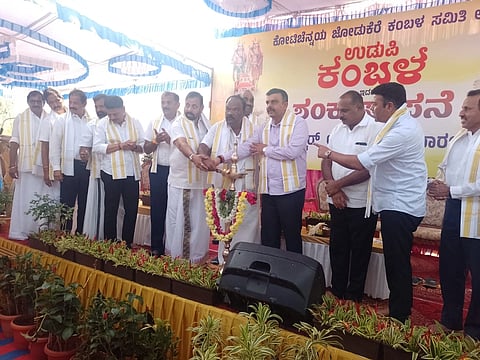 ಜಿಲ್ಲಾಡಳಿತದ ನಿಷೇಧಾಜ್ಞೆ ಉಲ್ಲಂಘಿಸಿ ಉಡುಪಿ ಕಂಬಳ ಕೆರೆ ನಿರ್ಮಾಣ ಶಂಕುಸ್ಥಾಪನೆಯ ಸಮಾರಂಭ ಉದ್ಘಾಟಿಸುತ್ತಿರುವ ಕಾಪು ಶಾಸಕ ಗುರ್ಮೆ ಸುರೇಶ್​ ಶೆಟ್ಟಿ, ಸುನೀಲಕುಮಾರ್​, ಯಶ್​ಪಾಲ್​ ಸುವರ್ಣ, ಗುರುರಾಜ್​ ಗಂಟಿಹೊಳೆ, ಬೆಳಪು ದೇವಿಪ್ರಸಾದ್​ ಶೆಟ್ಟಿ ಇತರರಿದ್ದರು.