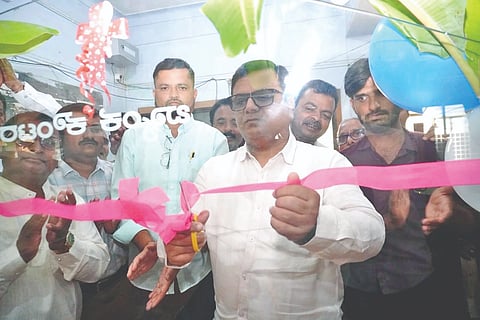 ಹಾನಗಲ್ಲ ಪುರಸಭೆಯಲ್ಲಿ ಕ್ಯಾಶ್ ಕೌಂಟರ್‌ಗೆ ಶಾಸಕ ಶ್ರೀನಿವಾಸ ಮಾನೆ ಚಾಲನೆ ನೀಡಿದರು. ಈರಪ್ಪ ಬೈಲವಾಳ, ಯಲ್ಲಪ್ಪ ಕಿತ್ತೂರ, ರಾಧಿಕಾ ದೇಶಪಾಂಡೆ, ನಾಗಪ್ಪ ಸವದತ್ತಿ, ಪರಶುರಾಮ ಖಂಡೂನವರ, ವೀಣಾ ಗುಡಿ, ಖುರ್ಷಿದ್‌ಅಹ್ಮದ್ ಹುಲ್ಲತ್ತಿ, ಶಕೀಲ ಬಾಳೂರ, ವೈ.ಕೆ. ಜಗದೀಶ ಇತರರಿದ್ದರು.