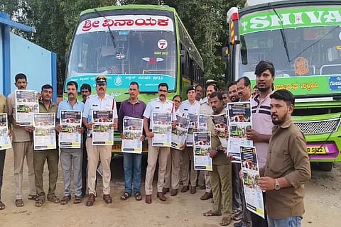 ಶಿವಮೊಗ್ಗದ ಸಿಟಿ ಬಸ್‌ಗಳಲ್ಲಿ ಪ್ರಯಾಣಿಕರ ಸುರಕ್ಷೆ ಕುರಿತು ಸಂಚಾರ ಪೊಲೀಸರು ಪೋಸ್ಟರ್‌ಗಳನ್ನು ಬಿಡುಗಡೆ ಮಾಡಿದರು. ಸಂಜೀವ್‌ಕುಮಾರ್, ಟಿ.ವಿ.ದೇವರಾಜ್, ಸ್ವಪ್ನಾ, ಭಾರತಿ, ಅಕ್ಬರ್ ಇದ್ದರು.