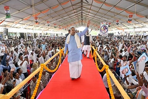ಸಿಎಂ ಸ್ಥಾನಕ್ಕೆ ರಾಜೀನಾಮೆ ಸಲ್ಲಿಸಿರುವ ಸಿದ್ದರಾಮಯ್ಯ