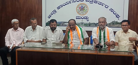 ಮಂಡ್ಯದಲ್ಲಿ ಆಯೋಜಿಸಿದ್ದ ಸುದ್ದಿಗೋಷ್ಠಿಯಲ್ಲಿ ಕಾಂಗ್ರೆಸ್ ಜಿಲ್ಲಾಧ್ಯಕ್ಷ ಸಿ.ಡಿ.ಗಂಗಾಧರ ಮಾತನಾಡಿದರು.