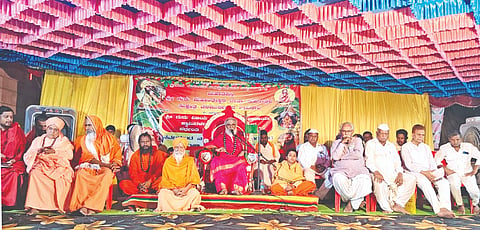 ಹಾವಿನಾಳ ಗ್ರಾಮದ ಚರಮೂರ್ತಿ ಮಠದ ಪೀಟಾಧ್ಯಕ್ಷ ಗುರು ವಿಜಯ ಮಹಾಂತೇಶ್ವರ ಶಿವಾಚಾರ್ಯರ ದ್ವಾದಶ ಪಟ್ಟಾಽಕಾರ, ವರ್ಧಂತಿ ಮಹೋತ್ಸವ, ತುಲಾಭಾರ ಮತ್ತು ಪುರಾಣ ಮಹಾಮಂಗಲ ಸಮಾರಂಭದ ನಿಮಿತ್ತ ಹಮ್ಮಿಕೊಂಡಿದ್ದ ಧರ್ಮ ಸಮಾರಂಭದ ಸಾನ್ನಿಧ್ಯ ವಹಿಸಿ ರಂಭಾಪುರಿ ಜಗದ್ಗುರುಗಳು ಆಶೀರ್ವಚನ ನೀಡಿದರು.