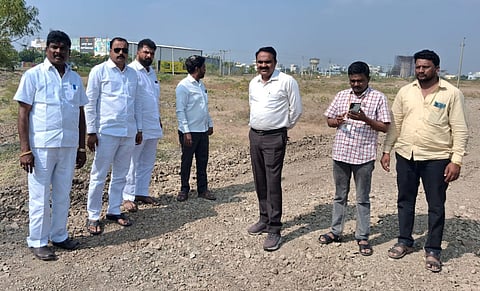 ಚಡಚಣ ಪಟ್ಟಣದಲ್ಲಿನ ಸರ್ವೇ ನಂ.132 (ಕ್ಷೇತ್ರ 31 ಗುಂಟೆ) ಸರ್ಕಾರಿ ಜಾಗವನ್ನು ತಹಸೀಲ್ದಾರ್ ಸಂಜಯ ಇಂಗಳೆ, ಪ.ಪಂ. ಮುಖ್ಯಾಧಿಕಾರಿ ಬಿ.ಕೆ. ತಾವಸೆ, ಪ.ಪಂ. ಸದಸ್ಯರು ಸ್ಥಳ ಪರಿಶೀಲನೆ ನಡೆಸಿದರು.