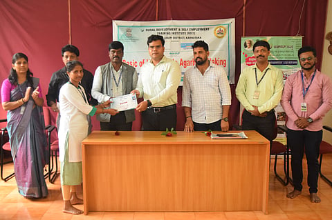 ಉಡುಪಿ ಬ್ರಹ್ಮಾವರದಲ್ಲಿ ರುಡ್​ಸೆಟ್​ ಆಯೋಜಿಸಿದ್ದ ಅಗರಬತ್ತಿ ತಯಾರಿಕೆಯ ತರಬೇತಿ ಪಡೆದ ಶಿಬಿರಾರ್ಥಿಗಳಿಗೆ ಪ್ರತೀಕ್​ ಬಾಯಲ್​ ಪ್ರಮಾಣಪತ್ರ ವಿತರಿಸಿದರು. ಡಾ. ಬೊಮ್ಮಯ್ಯ ಎಂ., ರಾಘವೇಂದ್ರ, ಶಾಂತಪ್ಪ, ರವಿ, ಚೈತ್ರಾ ಕೆ. ಇದ್ದರು.