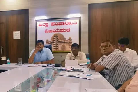 ವಿಜಯಪುರ ನಗರದ ಜಿಲ್ಲಾ ಪಂಚಾಯಿತಿ ಕಚೇರಿಯಲ್ಲಿ ಸಿಇಒ ರಿಷಿ ಆನಂದ ವಿಡಿಯೋ ಸಂವಾದ ನಡೆಸಿದರು. ಉಪ ಕಾರ್ಯದರ್ಶಿ ಪ್ರಕಾಶ ವಡ್ಡರ, ಗ್ರಾಮೀಣ ಕುಡಿಯುವ ನೀರು ಮತ್ತು ನೈರ್ಮಲ್ಯ ಇಲಾಖೆಯ ಕಾರ್ಯನಿರ್ವಾಹಕ ಅಭಿಯಂತರ ಸಂಜಯ ಕೋಟೆನ್ನವರ ಇದ್ದಾರೆ.