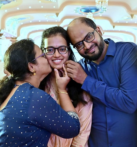 ಇಂಜಿನಿಯರಿಂಗ್ ವಿಭಾಗದಲ್ಲಿ ಬೆಂಗಳೂರಿನ ಜಯನಗರ 3ನೇ ಹಂತದ ಆರ್.ವಿ. ಪಿಯು ಕಾಲೇಜಿನ ವಿದ್ಯಾರ್ಥಿನಿ ತನಿಷಾ ಕಾರ್ತಿಕ್ ಟಾಪರ್ ಆಗಿದ್ದಾರೆ.